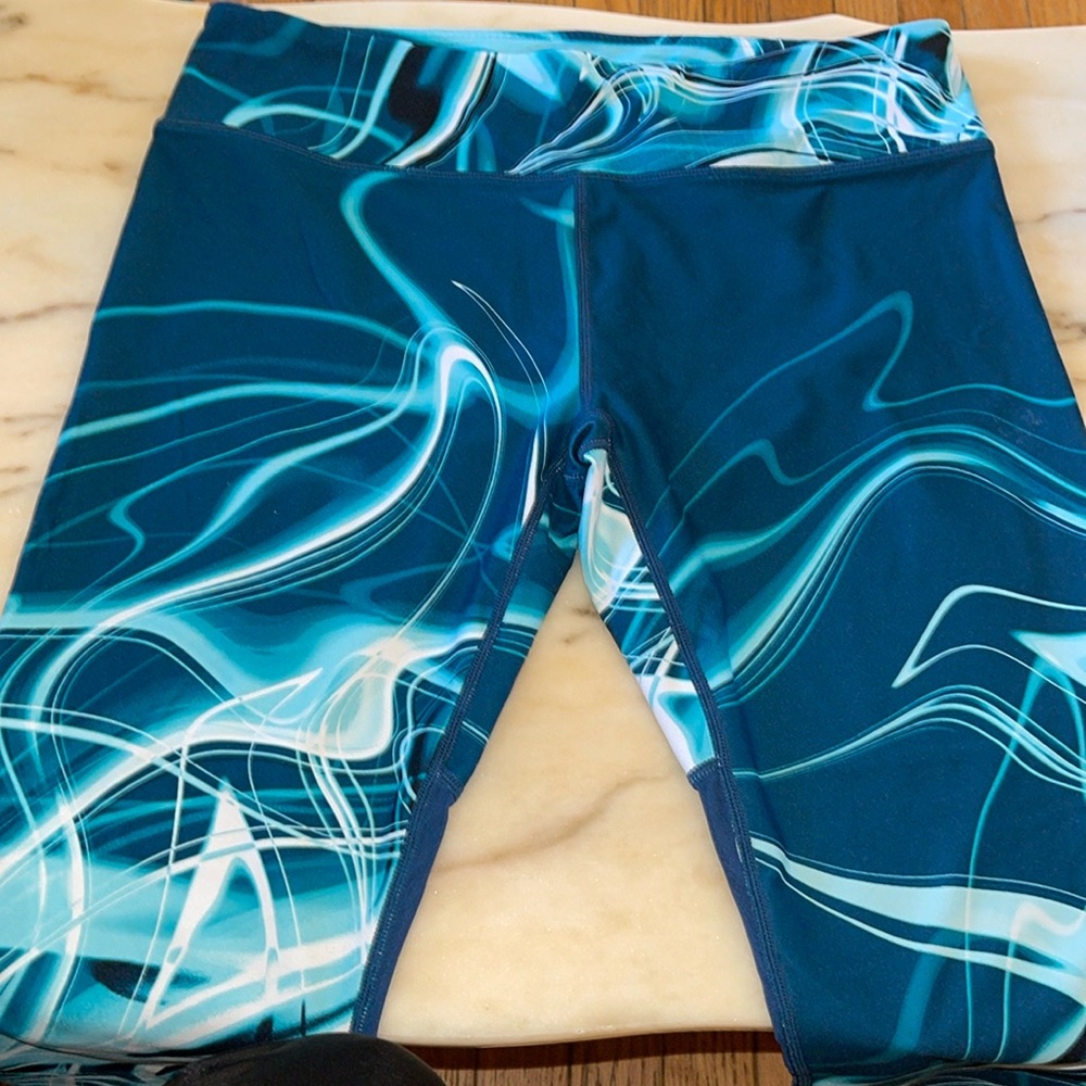 fabletics capri leggings gym work out pants medium